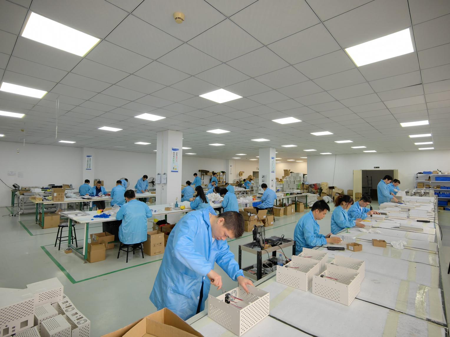 弘纳鑫是一家深圳本土企业专做工程款三防灯厂家
